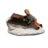 Kerstdorp jongen met slee